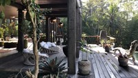 Ruang utama seperti dapur dan ruang makan berada di lantai tiga. Serta kamar tidur utama berada di paling atas lantai rumah. Istimewa/Alexis Dornier/Inhabitat.