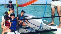 Icardi mengajak sang istri dan para buah hatinya main perahu layar. Seru ya! (mauroicardi/Instagram)