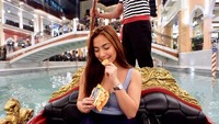 Naik perahu di dalam mall, Shanika asyik menikmati camilannya. Snack renyah jadi pilihannya kali ini. Foto: instagram @shanikasilverio