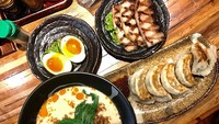 Ramen, gyoza hingga ayam panggang dan telur rebus jadi pilihan Shanika buat makan malam. Semuanya terlihat enak. Duh jadi ngiler. Foto: instagram @shanikasilverio