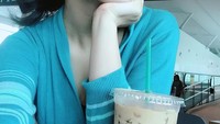 Dari angle ini, wajah Tya mirip Chelsea Islan ya? Sebelum naik pesawat, ia menikmati es kopi dulu di bandara. Foto: Instagram tyaarifinnw