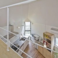 Rumah sekecil ini ternyata memiliki tempat bermain khusus anak yang berada di lantai mezanin.  (Foto: Dok. Mizuishi Architect Atelier/ Hiroshi Tanigawa)