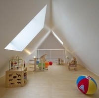 Ruang bermain anak cukup lega dan bisa menampung berbagai mainan mulai dari boneka, kursi kecil hingga permainan edukatif. (Foto: Dok. Mizuishi Architect Atelier/ Hiroshi Tanigawa)