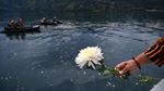 Duka Keluarga Korban KM Sinar Bangun Tabur Bunga di Danau Toba
