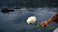Besok Selasa (2/7) sekaligus akan jadi hari terakhir upaya SAR nasional terharap korban KM Sinar Bangun. Karena itu keluarga melakukan prosesi tabur bunga.