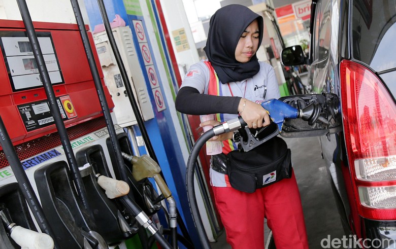 Mengisi BBM Pertamax. Foto: Agung Pambudhy Mengisi BBM Pertamax. Foto: Agung Pambudhy