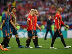 Dan akhirnya Spanyol kalah 3-4 setelah tembakan Koke dan Iago Aspas bisa diblok Igor Akinfeev. Iniesta pun coba menyemangati rekan-rekannya. (Foto: Dan Mullan/Getty Images)