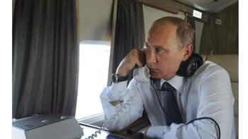 Ada yang menggambarkan bahwa Vladimir Putin menculik keluarga De Gea sehingga ia tampil memble lawan Rusia. Foto: istimewa