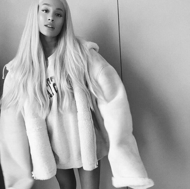 Di tubuh mungil, gaya pakai baju oversized tanpa celana memang terlihat cocok-cocok saja. Bagian kaki pun jadi lebih banyak terekspos sehingga memberikan efek tubuh yang lebih tinggi. Foto: dok. Instagram (@arianagrande)