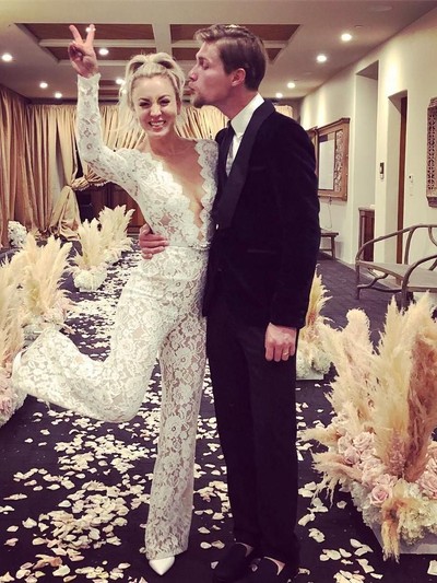 Kaley Cuoco meresmikan pernikahannya dengan Karl Cook. Foto: Dok. Instagram/@normancook Kaley Cuoco meresmikan pernikahannya dengan Karl Cook. Foto: Dok. Instagram/@normancook