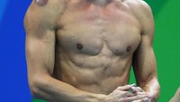 Perenang Amerika Serikat Michael Phelps dikenal melakukan bekam saat tampil dengan bulatan-bulatan merah di beberapa bagian tubuhnya. Bulatan tersebut merupakan tanda khas bekas hisapan bekam. (Foto: BBC)