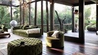 Rumah yang sebagian besar terbuat dari batu dan kayu berwarna gelap ini membuatnya seperti menyatu dengan alam, berlokasi di  Desa Mas, Ubud, Gianyar-Bali, yang terkenal dengan ukiran patung kayu. Istimewa/Alexis Dornier/Inhabitat.