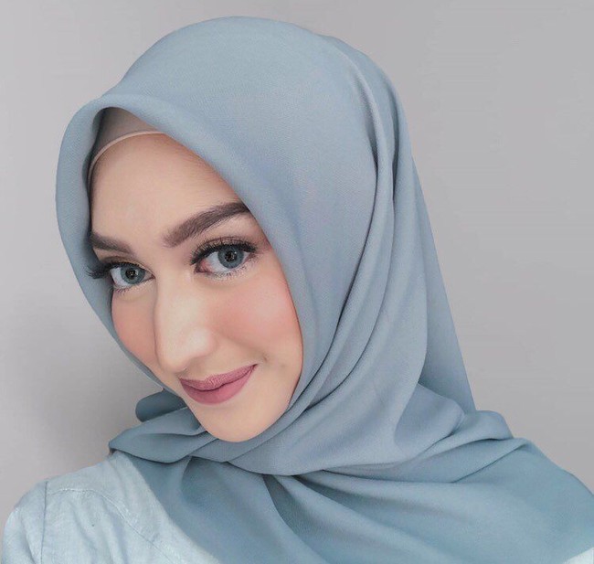 Berparas manis dengan bentuk wajah proporsional membuat Indira selalu cocok mengenakan gaya hijab apapun. Di kesehariannya, Indira sering mengenakan hijab segi empat berbahan katun. Foto: Instagram/IndiraHapsari