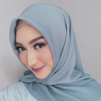 Berparas manis dengan bentuk wajah proporsional membuat Indira selalu cocok mengenakan gaya hijab apapun. Di kesehariannya, Indira sering mengenakan hijab segi empat berbahan katun. Foto: Instagram/IndiraHapsari