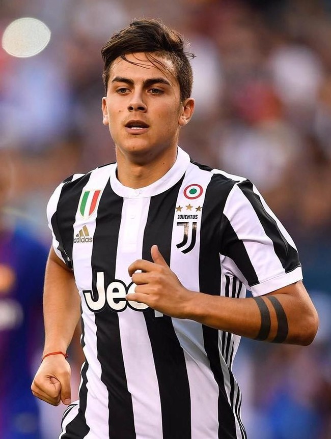 Paulo Dybala dikenal sebagai penyerang atau second-striker. Ia juga kerap mencetak gol penting bagi Juventus. Dylba disebut sebagai penerus Messi di timnas Argentina karena memiliki gaya bermain mirip Messi. Foto: Instagram
