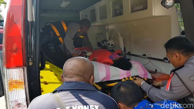 Ditandu Polisi, Nining yang Tenggelam 1,5 Tahun Lalu Dibawa ke RS