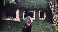 Di sela kesibukannya, Adzana menyempatkan buat traveling, mengunjungi berbagai objek wisata di berbagai daerah di Indonesia (adzanabs/Instagram)