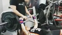 Salah satu latihan yang kerap ia lakukan adalah angkat beban. Foto: Instagram/abelpoetra