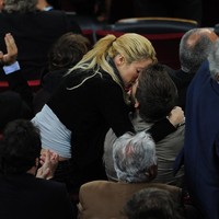 Ups, Shakira dan Gerard Pique tertangkap kamera sedang berciuman mesra saat menyaksikan laga Barcelona melawan Osasuna di Barcelona, Spanyol, 2013 silam. (Foto: Getty Images)
