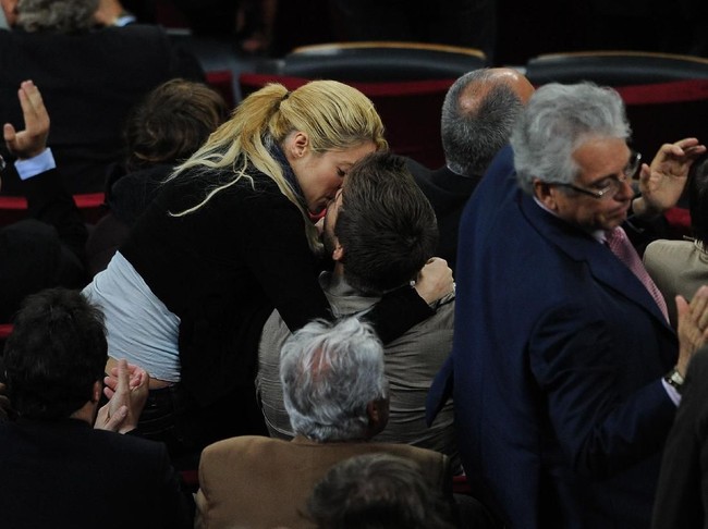 Ups, Shakira dan Gerard Pique tertangkap kamera sedang berciuman mesra saat menyaksikan laga Barcelona melawan Osasuna di Barcelona, Spanyol, 2013 silam. (Foto: Getty Images)