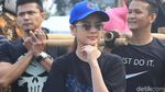 Gaya Cut Meyriska dengan Kacamata Hitam, Yay or Nay?