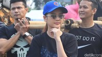 Cuy Meyriska tampak mengikuti CFD sekaligus mempromosikan film Jaran Goyang dengan arak-arakan empat penari kuda lumping di belakangnya. Foto: Ismail/detikHOT