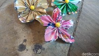 Di tangan mereka, sampah plastik berubah menjadi kerajinan tangan yang indah. (Foto: Aisyah Kamaliah/detikHealth)