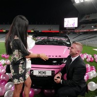 Josef kemudian berlutut dan melamar Mimi dengan cincin berlian di tangannya. Mimi pun berkata ya dan bersedia untuk menikah dengan pujaan hatinya itu. Foto: Instagram