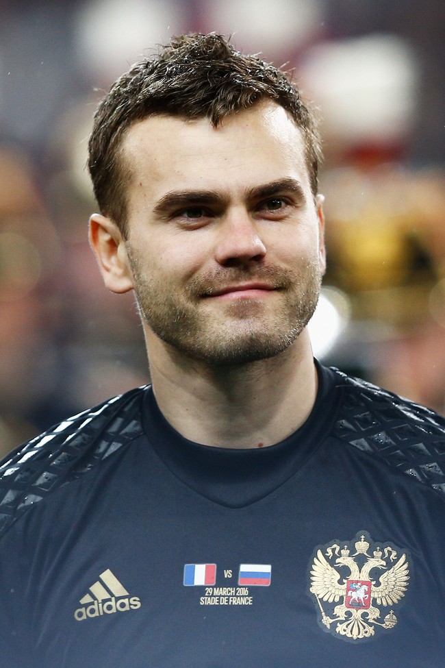 Akinfeev memulai debut profesionalnya di CSKA Moscow di usia 16 tahun. Foto: Dok. Getty Images
