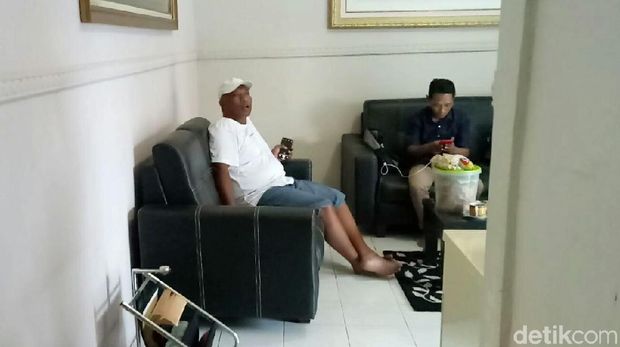 Wahyu bersantai di rumahnya/