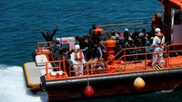 Ratusan imigran dari Afrika berhasil di selamatkan pasukan penyelamat Spanyol setelah terombang-ambing di sekitar lepas pantai Selat Gibraltar, Spanyol, Senin (02/7/2018). Jon Nazca/Reuters.