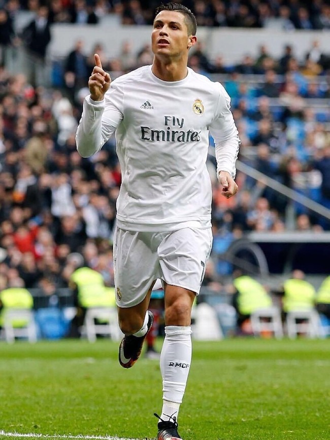 Cristiano Ronaldo merupakan salah satu striker terbaik yang telah mencetak gol-gol penting bagi Real Madrid dan timnas Portugal. Tak heran bila pria 33 tahun ini dianggap sebagai salah satu striker terbaik sepanjang masa. Foto: Instagram