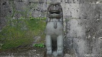 Pengaruh budaya China dapat dilihat dari bentuknya yang menyerupai Forbidden City dengan hiasan naga di ujung-ujung atap. Namun, yang menjadi khas Jepang dengan adanya patung singa khasnya, bernama Shisa (Foto: Ahmad Masaul Khoiri/detikcom)