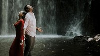 Salah satu foto mereka diambil di sebuah air terjun. Foto: Instagram Adzana Bing Slamet