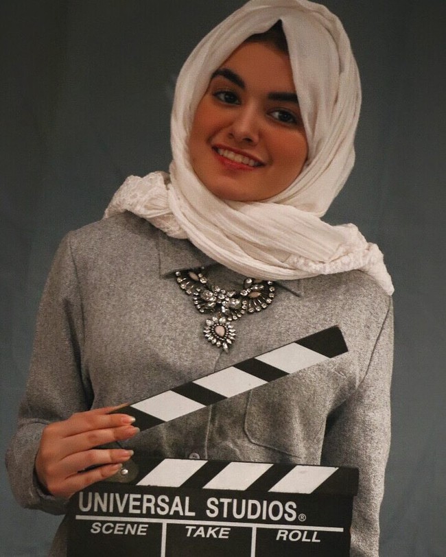 Leesa Seal tampil mengenakan pashmina berwarna putih pada video klip tersebut. Ia memakai hijab dengan gaya tumpuk, khas hijabers Arab. Foto: Instagram/LeesaSeal