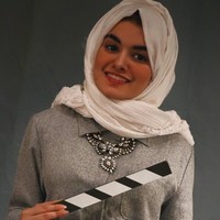 Leesa Seal tampil mengenakan pashmina berwarna putih pada video klip tersebut. Ia memakai hijab dengan gaya tumpuk, khas hijabers Arab. Foto: Instagram/LeesaSeal