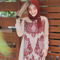 Agar terlihat lebih istimewa, kita juga bisa menyematkan aksesori seperti bros pada hijab segi empat voile yang kita pakai. Kesan glossy atau ‘bling-bling’ memang identik pada busana kondangan di Indonesia. Foto: Instagram/AyuIndriati