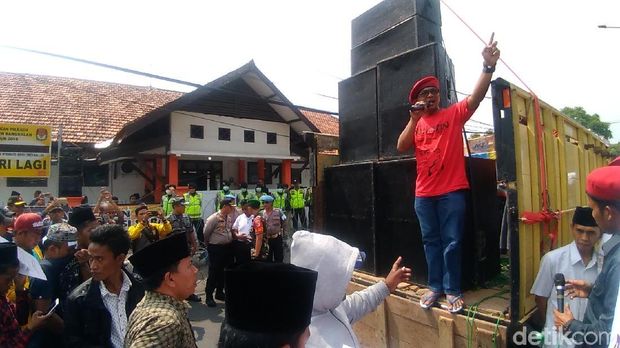 Orasi dilakukan bergantian di depan kantor panwaslu/