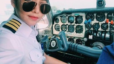 10 Pose Makan Shanika Silverio, Pilot Cantik yang Viral Ini Bagai Model