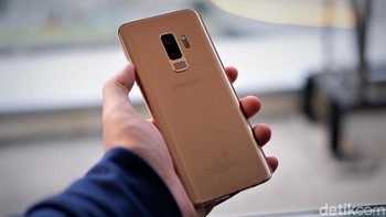 Untuk mewujudkan kehalusan dari Satin Gloss Finish, Samsung harus secara akurat menyesuaikan kilau permukaan. Mereka menambahkan lapisan kaca ekstra di bagian belakang dan membuat permukaan kasar di atasnya guna mengubah pantulan cahaya.  Foto: Adi Fida Rahman/detikINET