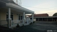 Di samping rumah, juga terdapat deretan garasi untuk menyimpan mobil dan motor koleksi pria tajir melintir/Foto: Ardian Fanani