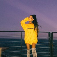 Ariana memadankan sweaternya dengan boots tinggi. Pelantun Side to Side itu memilih busana dengan ukuran oversized sehingga atasannya dijadikan sebagai dress yang tak perlu lagi pakai celana Foto: dok. Instagram (@arianagrande)
