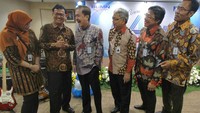 Turut hadir, Anggota Dewan Pengawas Perum Jamkrindo Noor Ida Khomsiyati bersama Ketua Dewan Pengawas Sri Mulyanto berbincang dengan Dirut Perum Jamkrindo Randi Anto, didampingi Direktur Keuangan, Investasi dan Manajemen Risiko I.Rusdonobanu, Direktur Operasional dan Jaringan Perum Jamkrindo Kadar Wisnuwarman, Direktur Bisnis Penjaminan Amin Masudi dan Direktur MSDM, Umum dan Kepatuhan Sulis Usdoko disela-sela perayaan HUT Perum Jamkrindo ke 48 tahun di Kantornya, Senin (2/7/2018). Foto: dok. Jamkrindo