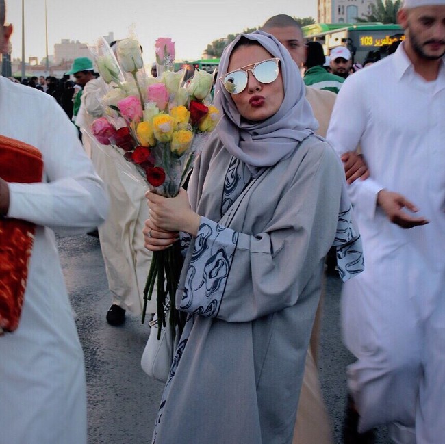 Pada video klip itu, Leesa Seal memakai abaya bernuansa warna krem. Sesuai dengan lirik lagunya, ia bernyanyi Aku sudah mendapatkan izin mengemudi, jadi aku kencangkan seat belt di abayaku. Foto: Instagram/LeesaSeal