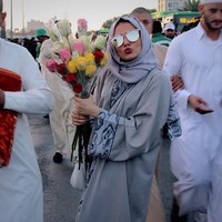 Pada video klip itu, Leesa Seal memakai abaya bernuansa warna krem. Sesuai dengan lirik lagunya, ia bernyanyi Aku sudah mendapatkan izin mengemudi, jadi aku kencangkan seat belt di abayaku. Foto: Instagram/LeesaSeal
