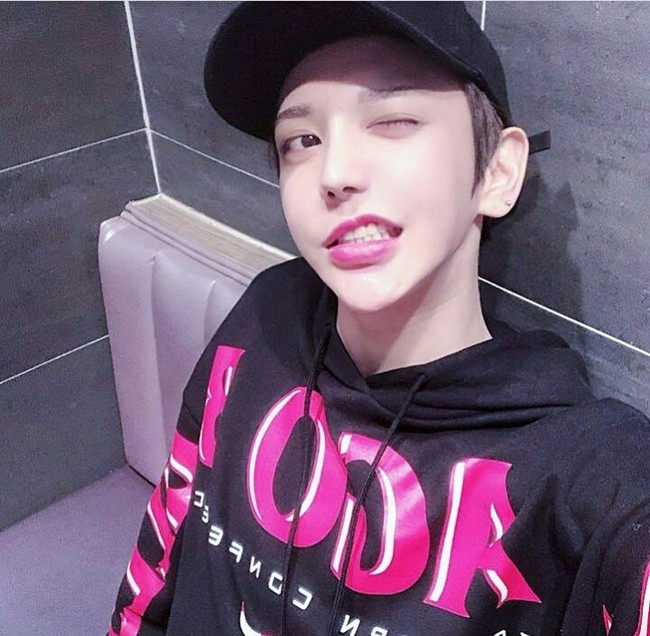 Han Jin Ho menjalani banyak operasi plastik demi mencapai penampilan yang diinginkannya. Hasilnya pun telah sepenuhnya mengubah penampilan wajah Han Jin Ho. Foto: Dok. Han Jin Ho