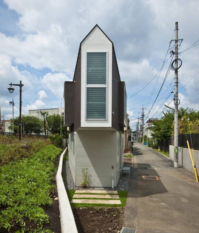 Rumah berbentuk segitiga ini berlokasi di antara jalan dan tepian sungai di Jepang. Luas bangunan yang sangat kecil ternyata tak menghentikan kreativitas sang arsitek untuk membuatnya jadi hunian nyaman. (Foto: Dok. Mizuishi Architect Atelier/ Hiroshi Tanigawa)