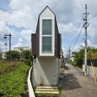Rumah berbentuk segitiga ini berlokasi di antara jalan dan tepian sungai di Jepang. Luas bangunan yang sangat kecil ternyata tak menghentikan kreativitas sang arsitek untuk membuatnya jadi hunian nyaman. (Foto: Dok. Mizuishi Architect Atelier/ Hiroshi Tanigawa)