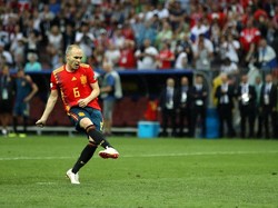 Hingga 120 menit tidak ada gol tercipta. Iniesta kemudian mengawali babak adu penalti untuk Spanyol. (Foto: Ryan Pierse/Getty Images)