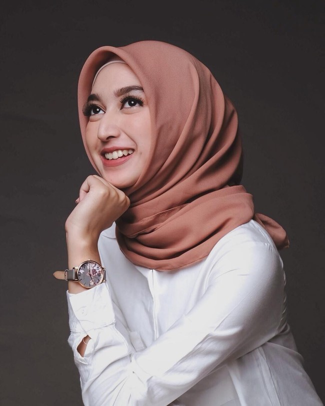Hijab segi empat polos berbahan katun voile sedang digemari para hijabers karena nyaman dikenakan sehari-hari. Indira mengenakan hijab ini dengan gaya simpel. Foto: Instagram/IndiraHapsari